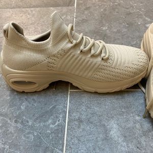 Cushionaire sneakers brand new